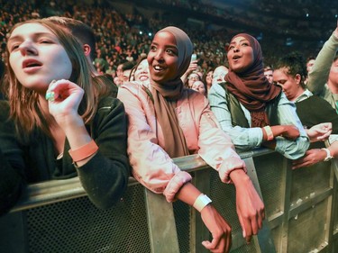 MONTREAL, QUE.: OCTOBER 27, 2017 -- Imagine Dragons fans sing along with singer Dan Reynolds during concert at the Bell Centre in Montreal Friday October 27, 2017. (John Mahoney / MONTREAL GAZETTE) ORG XMIT: 59563 - 0574
John Mahoney, Montreal Gazette