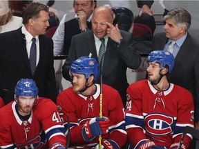 Canadiens head coach Claude Julien (centre) discusses strategy with assistants Kirk Muller (left) and Jean-Jacques Daigneault during game against the Buffalo Sabres on Oct. 10, 2017 at the Bell Centre.