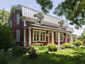 The façade of this Terrebonne Victorian house was embellished with decorative touches, such as eaves brackets, window mouldings and gingerbread scroll works atop the pillars of the veranda.