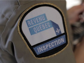 A Revenue Quebec inspector