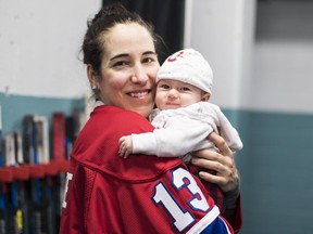 Les Canadiennes Caroline Ouellette poses with her twelve week old daughter Liv following their game in Montreal, January 28, 2018.