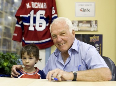 Canadiens great of Henri Richard with Chase Darwish, age 3, during an autograph session at a West Island collectibles store on Aug. 22, 2009.