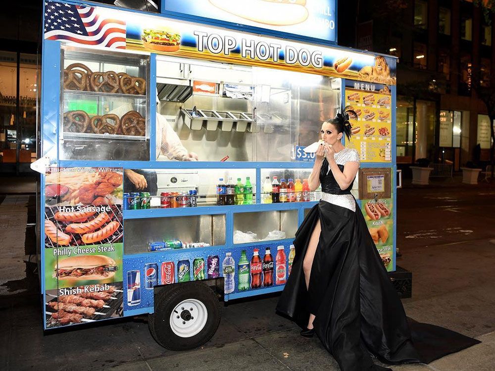Céline Dion enjoys a food cart hot dog on her way home from the 2017 Met Gala, as one does.