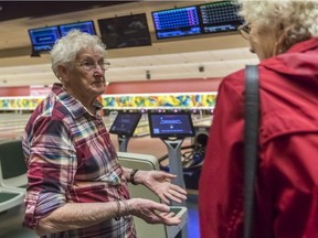 87-year-old woman Frances Best practices prior to her team league game at Salon des Quilles Volta in Boucherville.