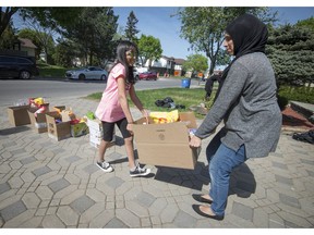 MONTREAL, QUE.: MAY18, 2018 --  Umberine Chaudhry left and her daughter Hiba carry a box of food to be given to for those in need at Ramadan in Montreal, on Friday, May 18, 2018. (Peter McCabe / MONTREAL GAZETTE) ORG XMIT: 60700
