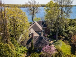 The owners of this waterfront home in Baie-D’Urfé received two good offers in the last year, but they didn't accept either because they didn't find a better place to buy.