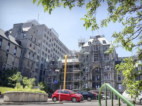 McGill University will take possession of the old Royal Victoria Hospital's main building and construct smaller buildings behind it. The province will outline plans for the rest. (John Mahoney / MONTREAL GAZETTE).