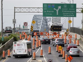 Southbound traffic heading over the Mercier Bridge is forced onto a northbound lane as construction has closed one of the spans. (John Mahoney / MONTREAL GAZETTE)