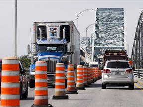 Traffic in both directions on the Mercier Bridge share the northbound span as construction has closed the southbound, right, in Montreal Wednesday June 27, 2018. (John Mahoney / MONTREAL GAZETTE) ORG XMIT: 60956 - 8000