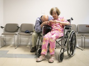 George Zeliotis and his wife, Alexandra Stefanatos, share a quiet moment at the CHSLD Benjamin-Victor-Rousselot two weeks ago.