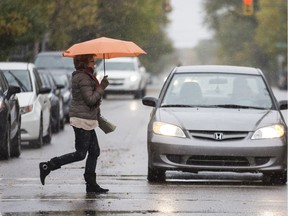 Cold weather descended upon Saskatoon as this passerby walked down Broadway Ave. in Saskatoon on Sept. 21, 2018.