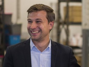 Gabriel Nadeau-Dubois said that in order to achieve all of the fixed targets to reduce greenhouse gas emissions and to protect sources of fresh water, Québec solidaire promises to put an end to the production of hydrocarbons.