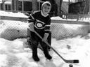 Un jeune François Legault se prépare à jouer au hockey extérieur dans sa ville natale de Ste-Anne-de-Bellevue.