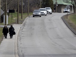 The director general of Les amis de la montagne says access to Remembrance Rd./Camillien-Houde Way should be rethought, but that it's premature to talk about banning cars from the road that cuts across Mount Royal.