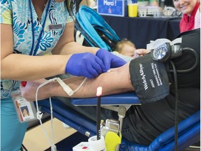 A Héma-Québec nurse draws blood.