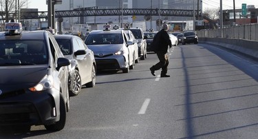 Taxi drivers bring Cote-de-Liesse to a halt during a strike by taxi drivers as they protest new legislation deregulating parts of the taxi industry in Montreal, on Monday, March 25, 2019. (Allen McInnis / MONTREAL GAZETTE) ORG XMIT: 62297