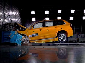 Volvo utilise de nombreux mannequins de crash-tests de toutes formes et tailles. Son Initiative E.V.A. comprend l’ouverture d’une bibliothèque de recherche accessible à ses concurrents reposant sur les données impliquant 40 000 véhicules et plus de 70 000 occupants dans des accidents.