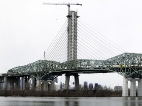 A call to tenders will be issued this summer for companies to make a bid to demolish the old Champlain Bridge. The contract will probably be awarded at the beginning of 2020, and the actual demolition will only begin about six months later.