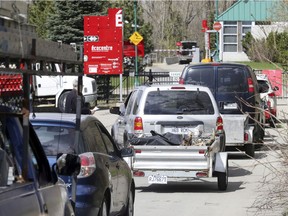 Motorists line up outside the closed gates at the Côte-des-Neiges ecocentre on May 7, 2019.