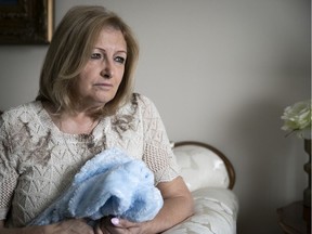 Elisa Cuscuna at her home in Laval with the blanket of her grandson Luca. In 2017, the two-year-old was drowned in a bathtub by his mother.