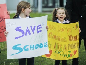 Students, parents and teachers formed a chain around General Vanier elementary school in St.-Léonard in a bid to save their school building from being transferred to the Commission Scolaire de la Pointe-de-lÎe.