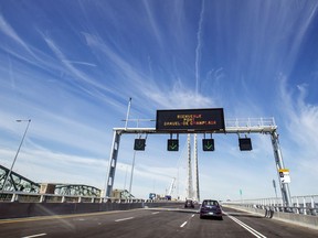 On the Champlain Bridge, only one lane will be available on the bridge heading into Montreal until Monday at 5 a.m.