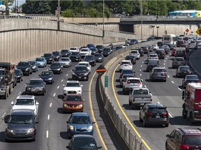 MONTREAL, QUE.: JULY 5, 2018 -- Traffic in the Decarie Expressway trench in Montreal, on Thursday, July 5, 2018 will get even more congested when the northbound side, at the left, will be reduced by one lane.  (Dave Sidaway / MONTREAL GAZETTE) ORG XMIT: 61005