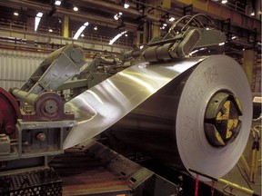This undated handout image received 07 May, 2007 shows the coil charging process in the Flat Rolled Product division of Alcoa-Kofem Kft. in Szekesfehervar, Hungary. Alcoa, the US aluminum giant that made a hostile 33-billion-dollar bid for Canadian rival Alcan 07 May, is the second-largest producer by volume and sales leader in a booming global market driven by Asian demand. With facilities in 44 countries and 123,000 employees, Alcoa produces primary aluminum, fabricated aluminum and finished products that mainly serve the aerospace, automobile, packaging, construction and transportation sectors. AFP PHOTO/HO/ALCOA  = GETTY OUT =