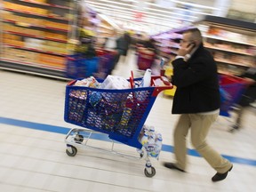 More and more Quebecers are choosing not to push shopping carts and are doing their grocery shopping online, a study has found.