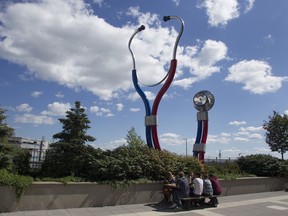 Prendre le pouls is a giant outdoor stethoscope by two artists who go by the name Cooke-Sasseville at the MUHC Glen site. The artists positioned the statue so the ear tips lean toward the adult hospital and the chest piece points toward the surrounding neighbourhoods. The artists say this highlights the notion of listening, which is at play in the relationship between practitioner and patient.