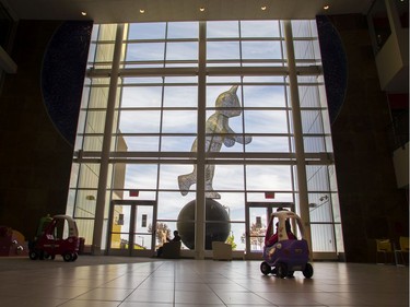 Je Suis Là, a sculpture by Michel Saulnier as seen from inside the P.K. Subban Atrium at the Montreal Children's Hospital of the MUHC Glen site. It's one of 11 public artworks on the Glen campus that are there as  part of the Politique d'intégration des arts à l'architecture et à l'environnement des bâtiments et des sites gouvernementaux et publics of the Quebec Ministry of Culture and Communications.