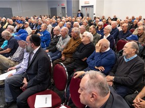 More than 200 men attended a general meeting of the Côte-St-Luc Men’s Club on Sept. 12, with invited speaker Rabbi Benyamin Bresinger of Chabad Lifeline. The club has more than 800 members and a raft of activities, most of which take place at the Aquatic and Community Centre.