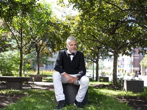 Laurent Proulx, président et PDG de PROCURE portant un noeud papillon «Nœudvembre» devant ses bureaux à Montréal, au Québec