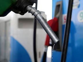 A worker fills up a car at a gas station in Riyadh, Saudi Arabia September 16, 2019. REUTERS/Ahmed Yosri NO RESALES. NO ARCHIVES.