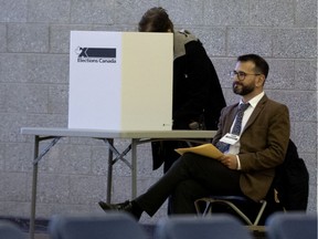 Voters cast their ballot in the advanced poll in Côte-St-Luc Oct. 11, 2019.