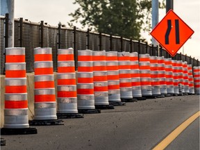 The three ramps leading from eastbound Highway 20 to northbound Highway 15 (Décarie Expressway), to Route 136 East (the 720) to downtown and to southbound Highway 15 towards Nuns' Island and the Champlain Bridge will also be closed until 5 a.m. on Monday.