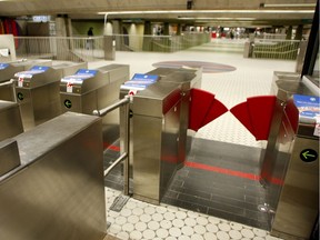 The STM has installed the new readers at all métro stations and is now gradually adding them to all buses.