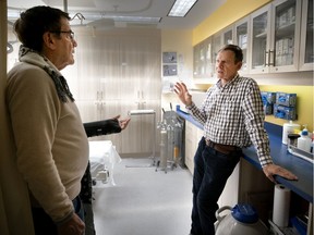 MONTREAL, QUE.: January 16, 2020 -- Dr. Ephraim  Massey explains the care protocol after putting an arm splint on Wayne Pavey at the Queen Elizabeth walk in clinic in Montreal, on Thursday, January 16, 2020. (Allen McInnis / MONTREAL GAZETTE) ORG XMIT: 63785