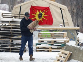 The poll sampled about 1,400 Canadians and suggested there's a national consensus against the use of force to end the blockade crisis.