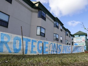 A sign calling to protect our seniors was erected outside Residence Herron in Dorval, west of Montreal Wednesday April 15, 2020. (John Mahoney / MONTREAL GAZETTE)