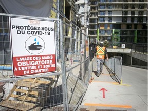 A sign instructs workers to wash their hands at a worksite at Ottawa and du Séminaire Sts.