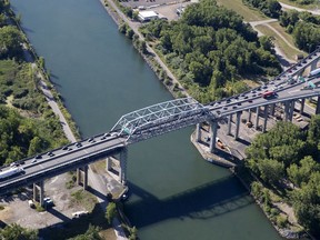 The Kahnawake-bound side of the Mercier Bridge will be closed to traffic this weekend. On the Montreal-bound side of the bridge, one lane will be open in each direction.