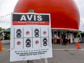 Signs at the Orange Julep advise customers to leave spaces between cars, in Montreal Friday June 26, 2020. (John Mahoney / MONTREAL GAZETTE)