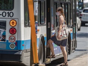 A law requiring all public transit riders to wear masks comes into effect on Monday, but there is a two-week grace period. The law applies to all transit agencies in the province, including buses, métros, trains, ferries and long-distance buses.