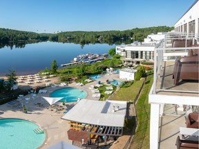 Estérel Resort's guests have access to swimming pools, the Lac Dupuis beachfront and the Lido Thermal spa.