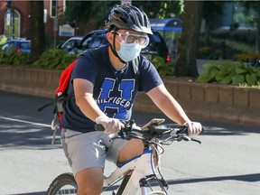 A cyclist wears safety goggles, a mask, and gloves as he rides up Atwater St. in Montreal Saturday September 5, 2020. (John Mahoney / MONTREAL GAZETTE)