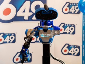A robot will hand out $70-million cheque on Friday in order to respect the COVID-19 sanitary measures in place.