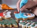 Josie Plescia decorates cookies in her Île-Bizard shop.