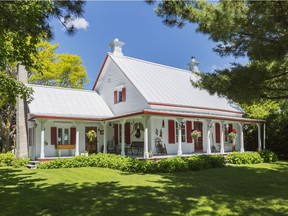 Built circa 1841, the roof of the main house — like on the summer kitchen extension — is covered with pinched silver coloured sheet metal with two straight slopes.