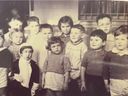 Fred Kader, ganz rechts, und Michael Hartogs, zweiter von rechts, im November 1942 im Waisenhaus Wezembeek in Antwerpen, Belgien. Sie gehörten zu einer Gruppe jüdischer Waisen, die von deutschen Streitkräften aus dem Waisenhaus geholt wurden, und die beiden Jungen konnten nur knapp entkommen in einen Zug nach Auschwitz verfrachtet.  Sie wurden beide 1949 von Familien in Montreal aufgenommen.